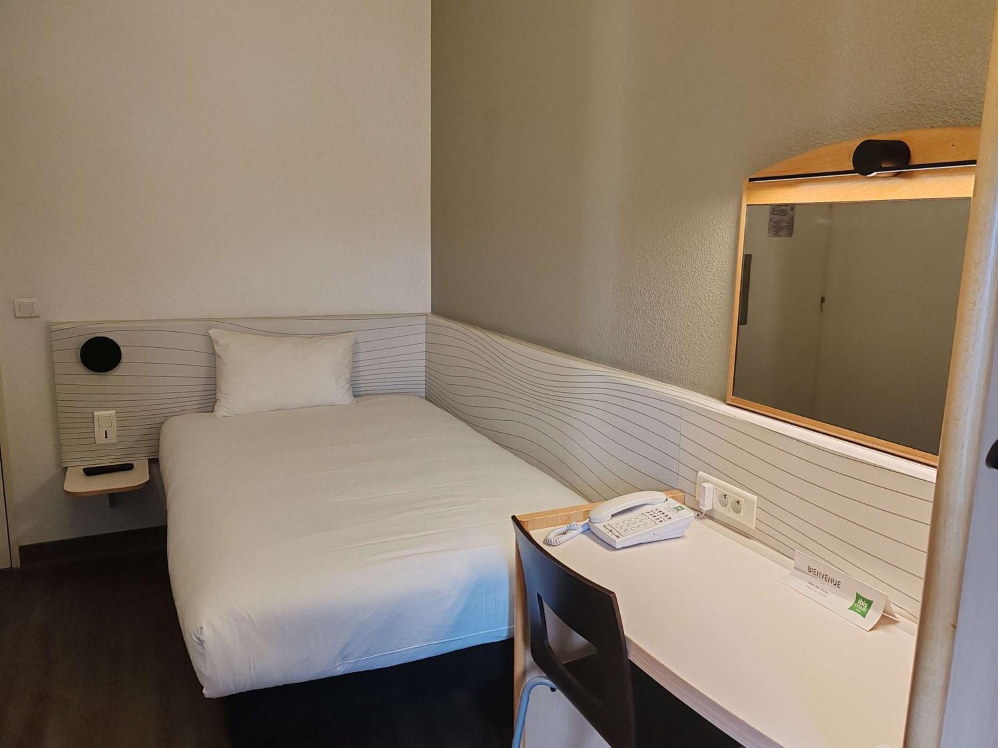 Hotel Ibis Styles Paris Poissy Exterior foto