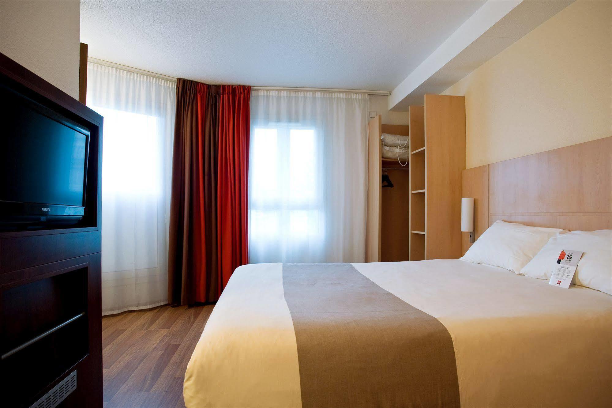 Hotel Ibis Styles Paris Poissy Exterior foto